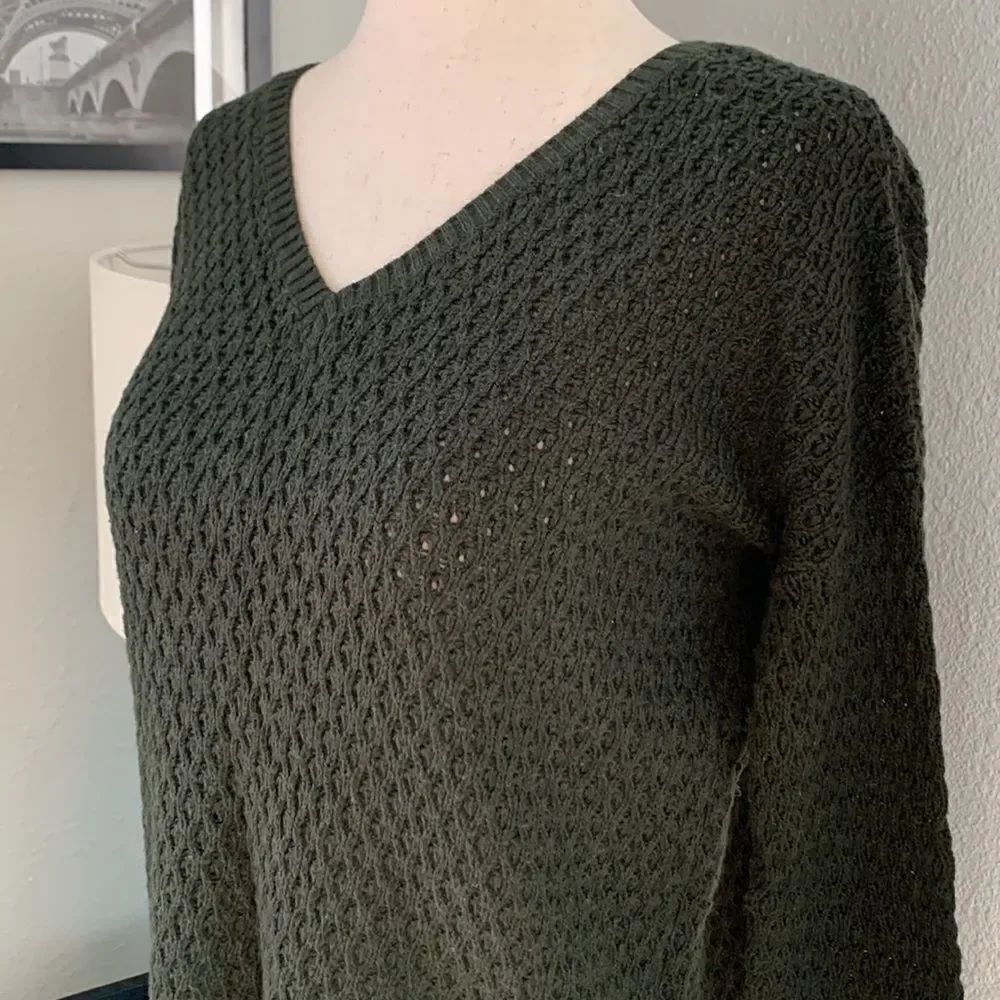 AEO v neck long sleeve knit sweater sz small